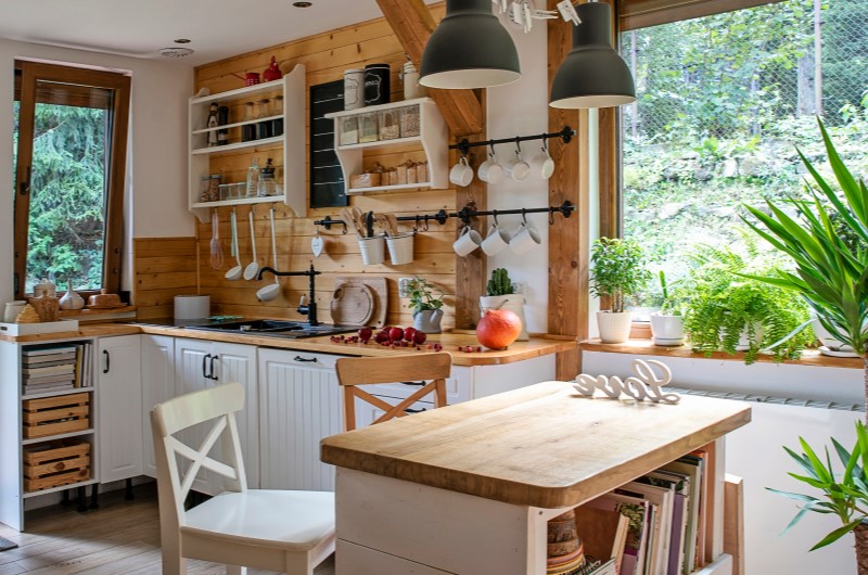 Farmhouse | Foto de uma cozinha decorada com bastante móveis de madeira e tons brancos, com decorações simples e plantas | Estilo de Vida | Blog Alea