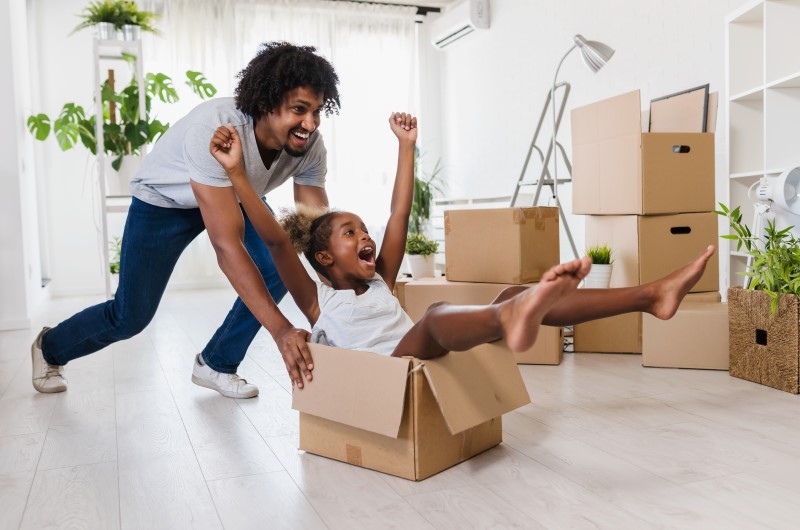 Como se preparar para uma mudança em casa? | Foto de um pai e uma filha se divertindo com uma caixa de papelão | Estilo de Vida | Blog Alea