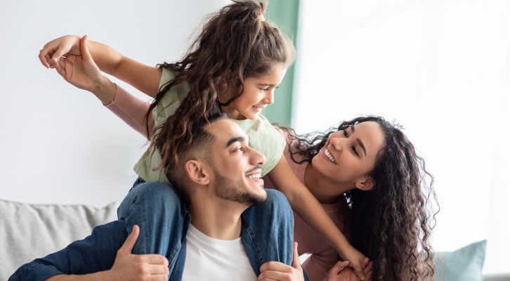 O que fazer em Assis: um guia completo sobre a cidade | Foto de um casal feliz e sorridente em um parque | Estilo de vida | Blog Alea