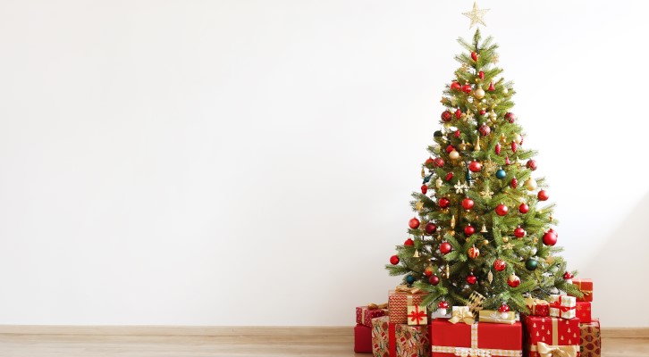 Presentes de Natal: 8 dicas para economizar e aproveitar | Fote de uma árvore de Natal com presentes ao redor | Estilo de Vida | Blog Alea