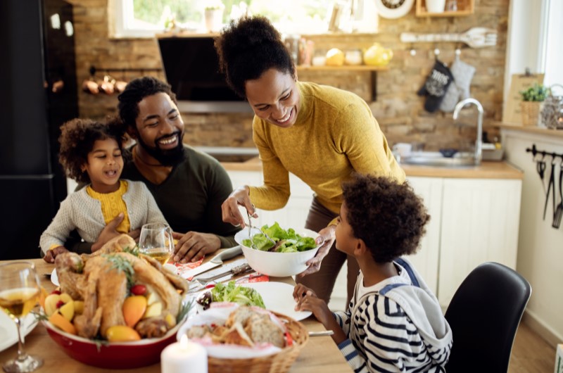 Significado das festas de fim de ano | Foto de uma família reuniada em volta da mesa de jantar | Estilo de vida | Blog Alea