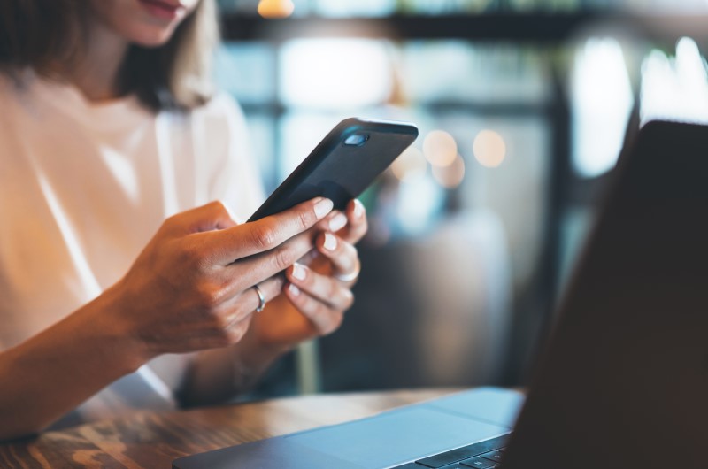 Tabela SAC: como funciona? | Foto de uma mulher mexendo no celular | Como comprar uma casa | Blog Alea