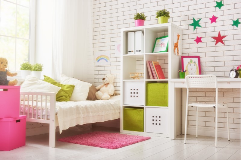 Móveis planejados para quartos: como escolher? | Foto de um quarto infantil em tons de branco, rosa e verde | Estilo de vida | Blog Alea