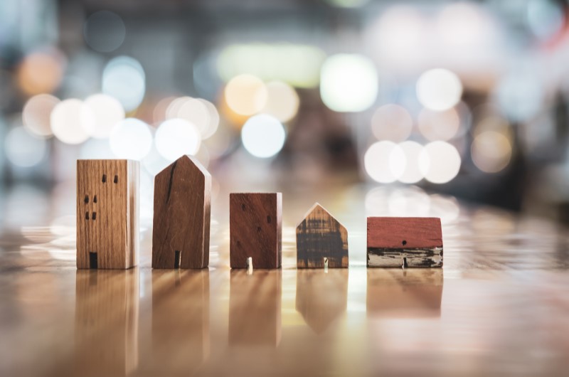 O que é o Minha Casa, Minha Vida? | Foto de diversas casinhas de madeira em miniatura | Tudo sobre o Minha Casa Minha Vida | Blog Alea